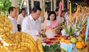 洪森携家人赴实居参加亡人节祭祀活动