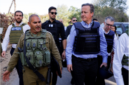 上任后首访，英国外交大臣卡梅伦抵达以色列
