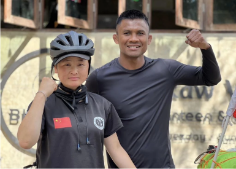 历经35天，中国“单车女孩”成功与泰国拳王播求会面