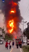 四川雅安境内一油罐车发生爆炸燃烧事故，已致2死2伤 