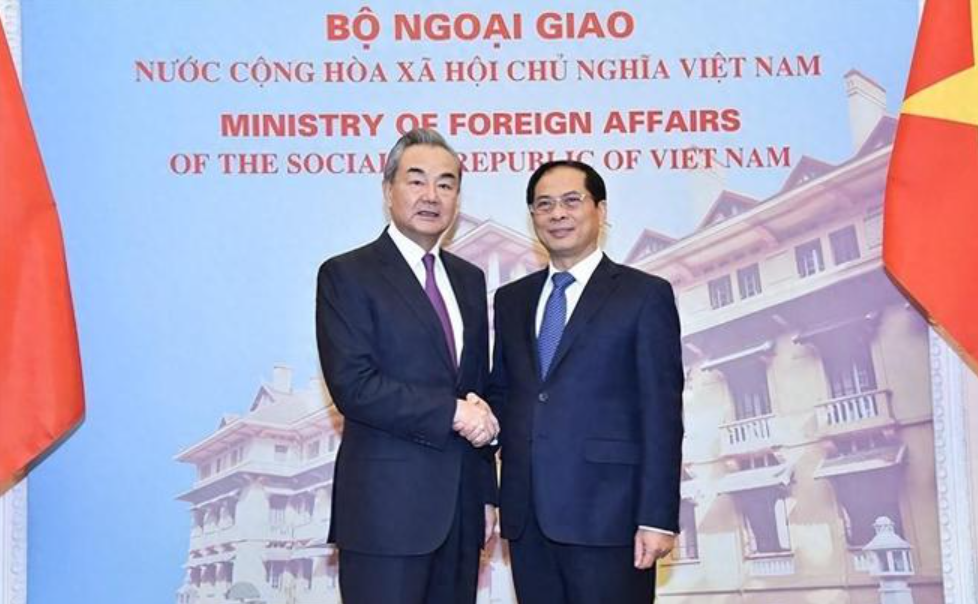 越南刚接待完中国外长，扭脸就与美国接触，强调美越战略伙伴关系