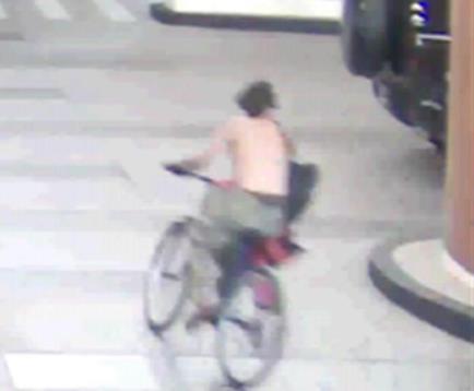 25岁中国女子在檀香山街头被泼化学液体，全身严重烧伤，嫌犯光着上身骑自行车逃跑
