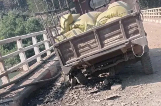 夸张啦！缅甸拉大米的拖拉机开在大路上都能遇到地雷
