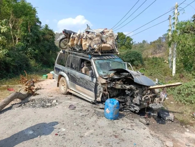 缅甸掸邦北部一辆汽车在公路上压到地雷，车头直接被削没了